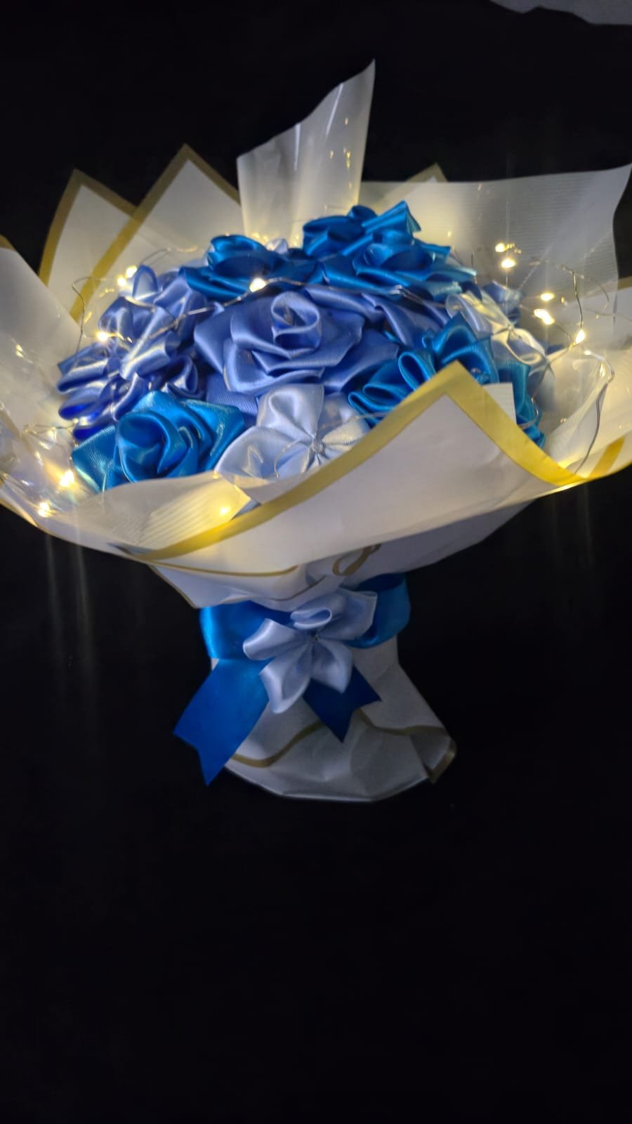 Buquê artesanal azul e branco