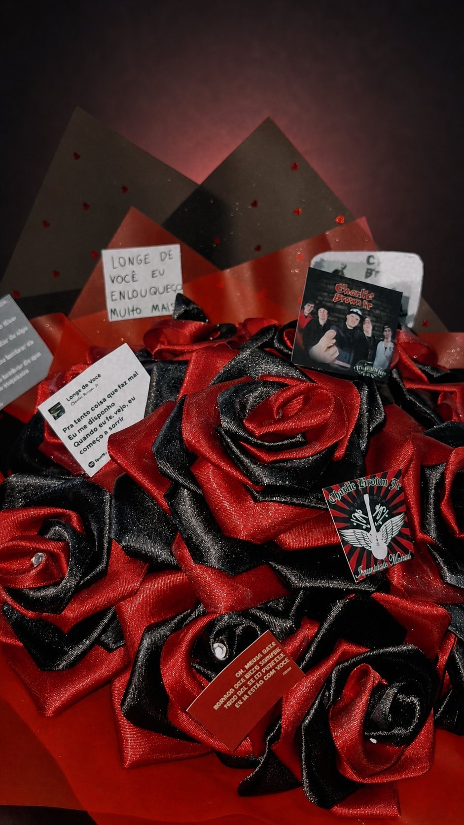 Buquê personalizado com rosas vermelhas e pretas de cetim
