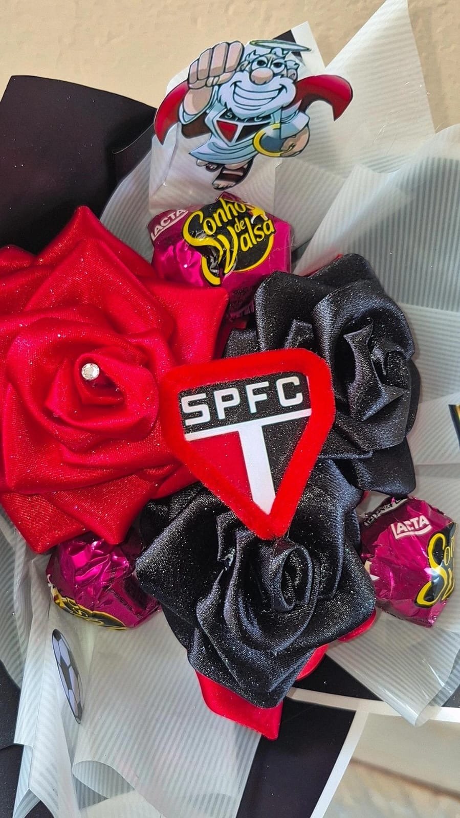 Buquê temático vermelho e preto personalizado